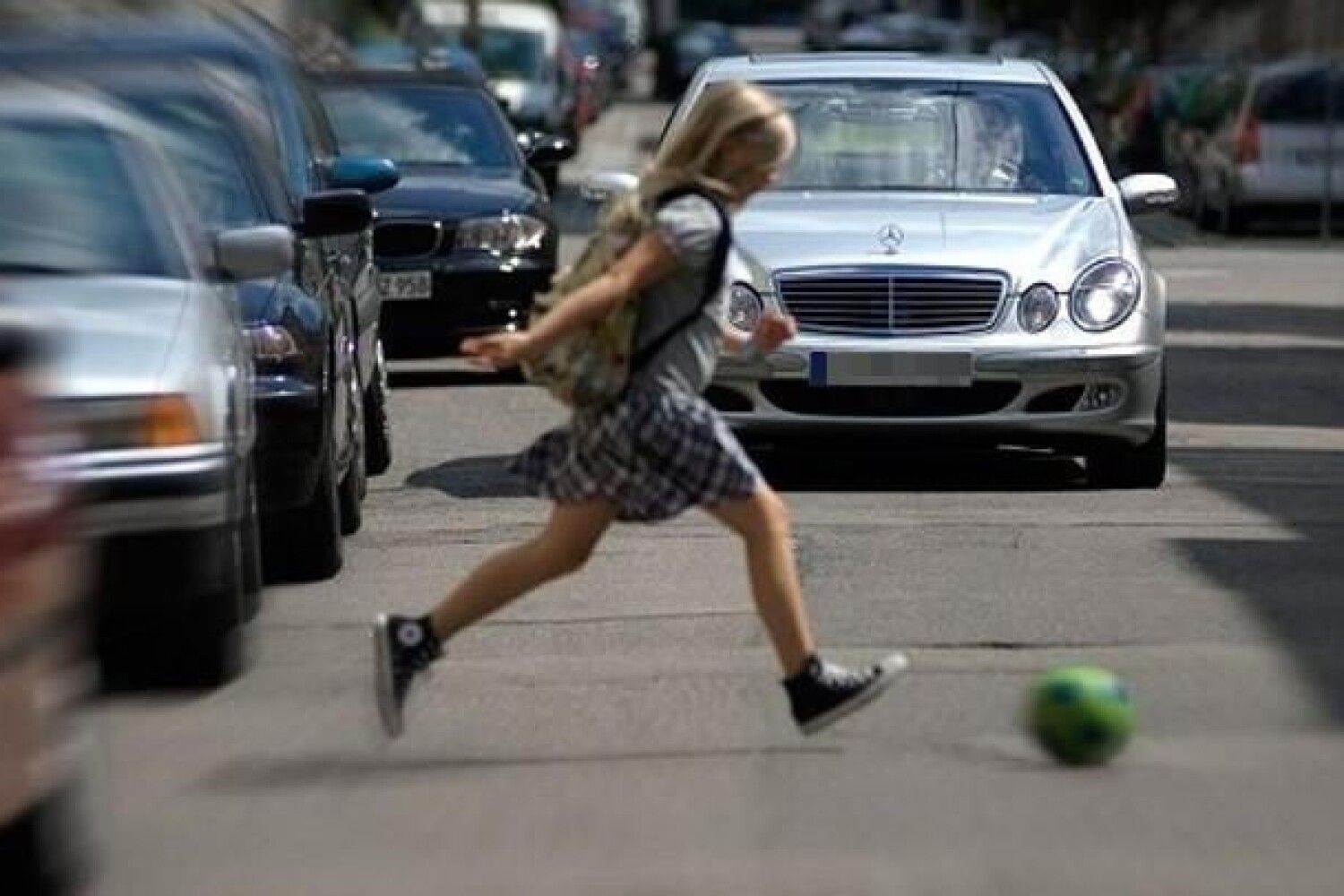 Ребенок выбежал на дорогу. Перебегают дорогу перед машиной. Мяч на дороге. Человек перебегает дорогу. Дети на дороге.