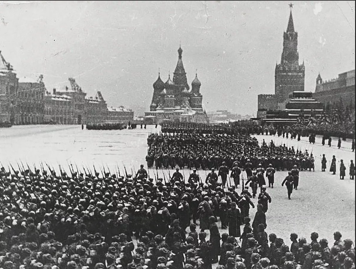 Где проходил парад 41. Парад на красной площади 1941 битва за Москву. Парад 7 ноября 1941 года в Москве. Парад на красной площади 7 ноября 1941. Парад на красной площади 7 ноября 1941 г..