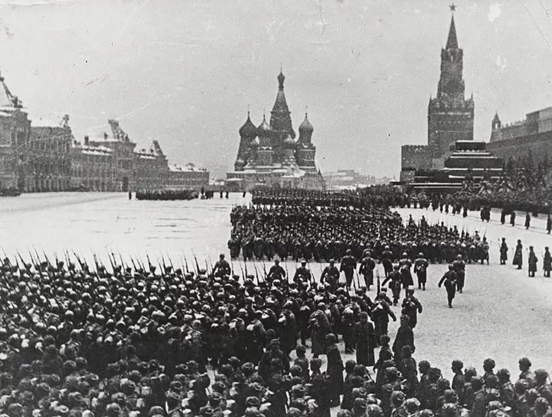 Юон парад 1941. Парад на красной площади 7 ноября 1941 года. Юон парад на красной площади 7 ноября 1941 года картина. Парад 7 ноября 1941 фото. Традиционный парад 7 ноября битва за Москв.